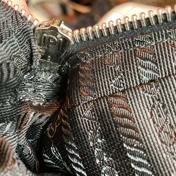 Vintage Prada Wool shoulder bag!🖤🩶 - Picture 12 of 14